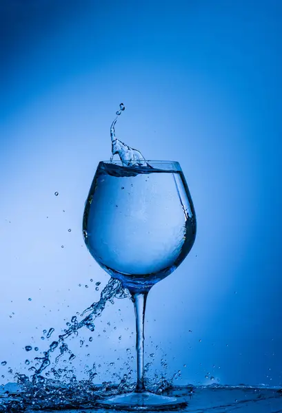 Agua Vaso Bebida Salpicadura Líquido Verter Azul Aislado Gota Blanco —  Fotos de Stock