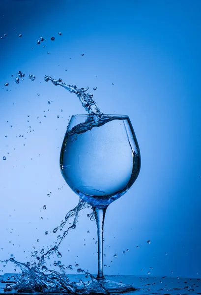 Wasser Glas Getränk Spritzer Flüssigkeit Gießen Blau Isoliert Tropfen Weiß — Stockfoto