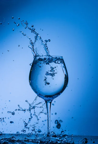 Agua Vaso Bebida Salpicadura Líquido Verter Azul Aislado Gota Blanco —  Fotos de Stock