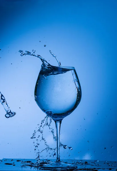 Eau Verre Boisson Éclaboussure Liquide Verser Bleu Isolé Goutte Blanc — Photo