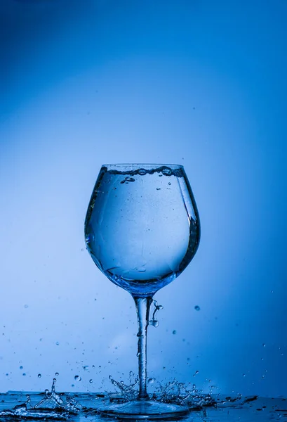 Agua Vaso Bebida Salpicadura Líquido Verter Azul Aislado Gota Blanco —  Fotos de Stock