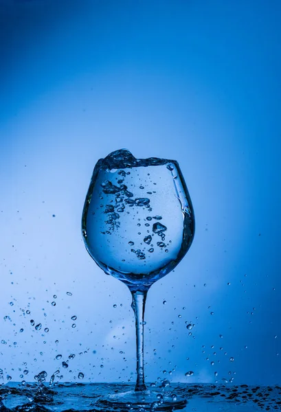 Νερό Γυαλί Ποτό Βουτιά Υγρό Χύνοντας Μπλε Απομονωμένος Σταγόνα Λευκό — Φωτογραφία Αρχείου