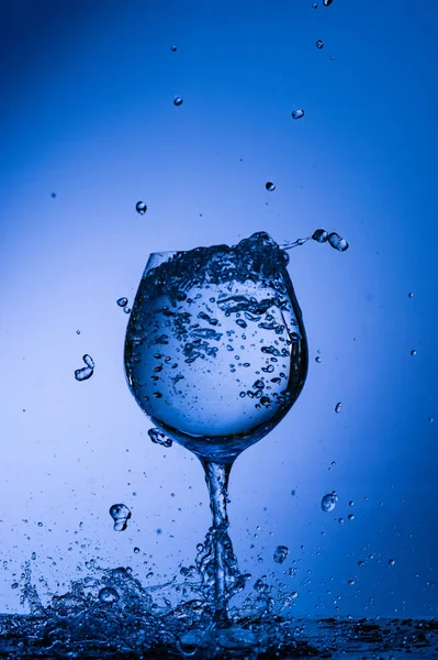 Vaso Bebida Vino Alcohol Agua Azul Copa Vino Aislado Vacío — Foto de Stock