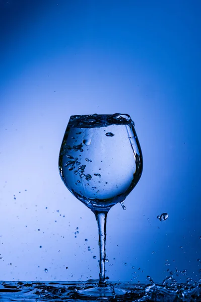 Vaso Bebida Vino Alcohol Agua Azul Copa Vino Aislado Vacío — Foto de Stock