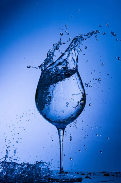 Vaso Bebida Vino Alcohol Agua Azul Copa Vino Aislado Vacío — Foto de Stock