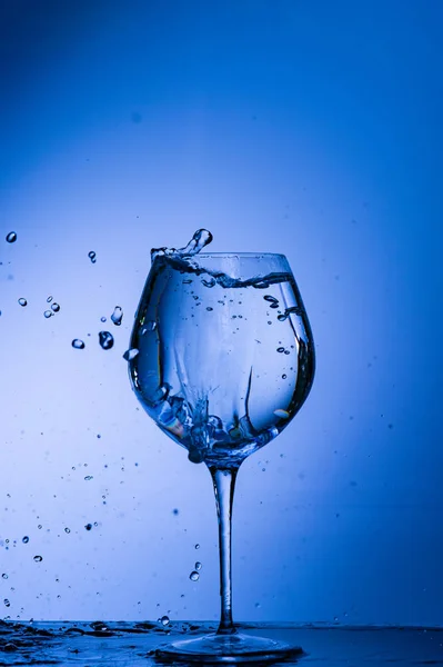 Vaso Bebida Vino Alcohol Agua Azul Copa Vino Aislado Vacío — Foto de Stock