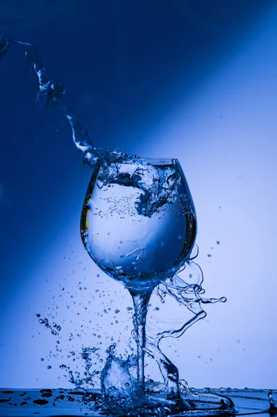 Vaso Bebida Vino Alcohol Agua Azul Copa Vino Aislado Vacío — Foto de Stock