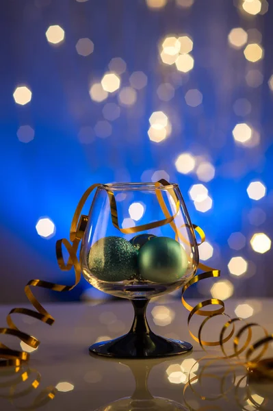 Julbollar Ett Glas Bakgrund — Stockfoto