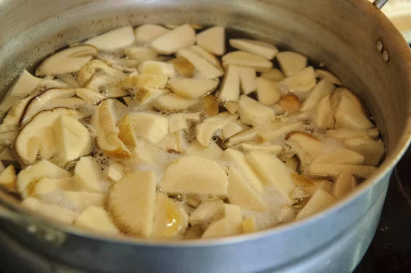 부엌에서 버섯을 요리하는 — 스톡 사진