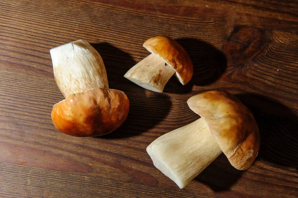 木桌上的香菇13 — 图库照片