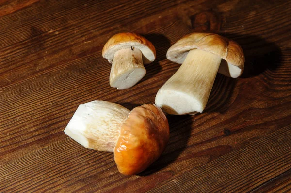 木桌上的香菇12 — 图库照片
