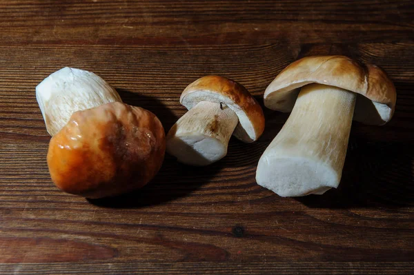木桌上的香菇 — 图库照片