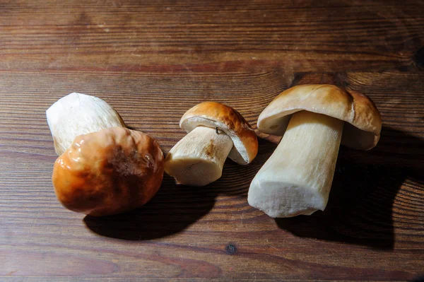 木桌上的香菇 — 图库照片