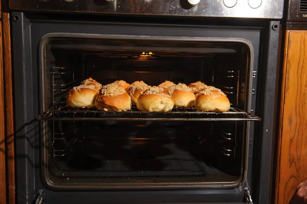 Brötchen Mit Kirschgaren Der Küche — Stockfoto