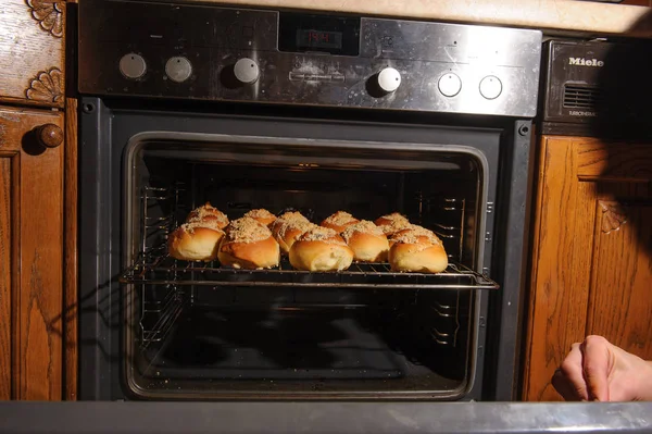Mutfakta Vişneli Çörek Var — Stok fotoğraf