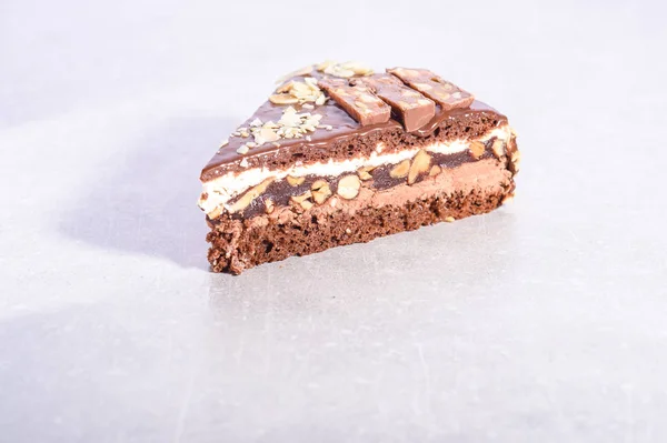 Gri Arkaplanda Çikolatalı Pasta — Stok fotoğraf