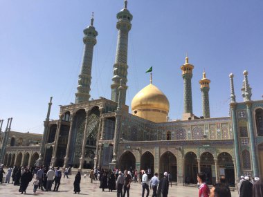 Qom Iran 'ın en önemli dini şehirlerinden biri, hacılar Tapınağın bahçesinde yürüyüş, Iran, Qom