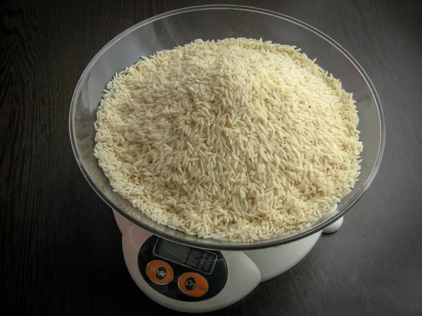 デジタルスケールの白米 生の未調理のハシェミ地米 — ストック写真