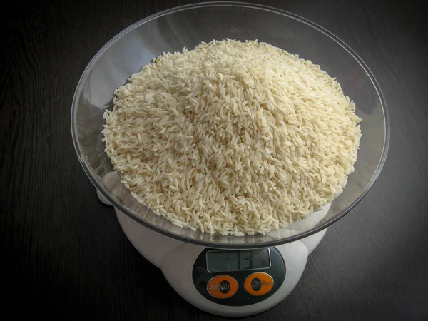 デジタルスケールの白米 生の未調理のハシェミ地米 — ストック写真