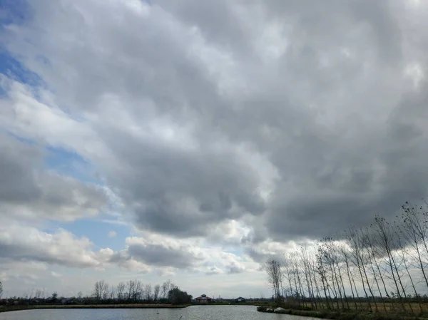 Céu Nublado Lago Outono Irã Férias Dia Nublado Lado Lago — Fotografia de Stock