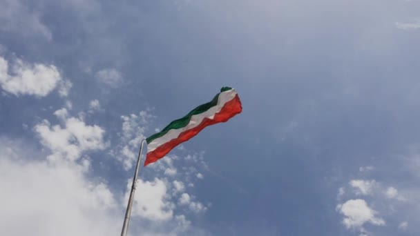 Σημαία Της Ισλαμικής Δημοκρατίας Του Ιράν Στον Άνεμο Κάτω Όψη — Αρχείο Βίντεο