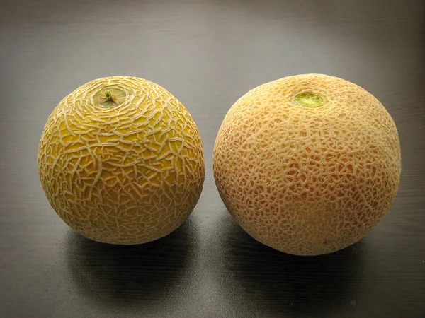 Primer Plano Diferentes Melones Frescos Sobre Mesa Madera Negra Primavera — Foto de Stock