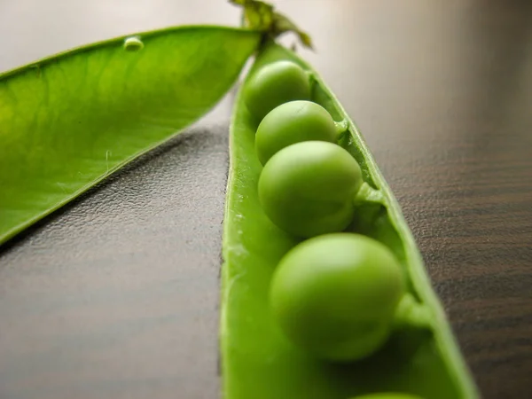 Närbild Färska Gröna Ärtor Ett Träbord Pea Pod Öppnas Med — Stockfoto