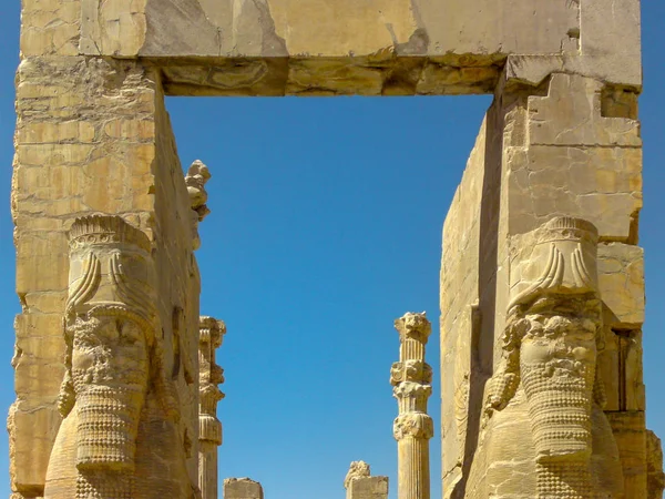 设拉子 珀塞波利斯 在珀塞波利斯考古遗址的万国门 Xerxes门 的大入口与巨大的喇嘛苏保护神雕像 古城佩尔塞波利斯 联合国教科文组织世界遗产之一 位于伊朗设拉子 — 图库照片