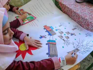 Rasht, Guilan eyaletinde, İran'da ilkokul kızlarından biri. Kızların eşarp giymesi ve üniforma giymesi gereken bir İslam okulu.
