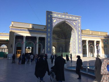 aqom Iran 'ın en önemli dini şehirlerinden biri, hacılar Tapınağın bahçesinde yürüyüş, Iran, Qom