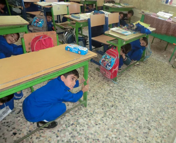 Maniobra Sísmica Escuela Primaria Maniobra Sísmica Niños Primaria Enseñar Los —  Fotos de Stock