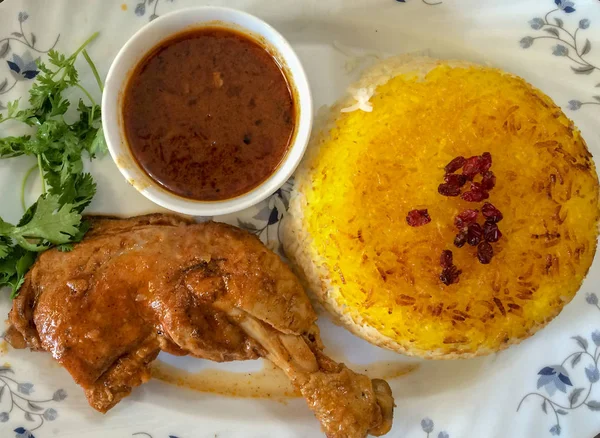 Pirinç ile fensanjan en lezzetli Iran mutfağından biri, bu tavuk eti ile pişirilir