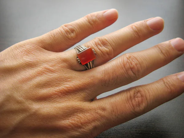 Yemeni Red Akik Agate Stone Male Hand Ring Ring Finger — Stock Photo, Image