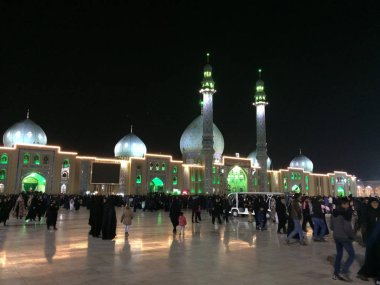 Qom, Iran-2018: büyük bir kalabalık insanlar geceleri Jamkaran Camii bahçesinde yürümek. Qom, Iran