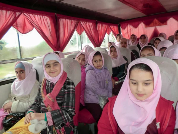 Kızlar için ilkokul hizmetleri. Kızların eşarp giymesi ve üniforma giymesi gereken bir İslam okulu. Okul servisinde kız öğrenciler