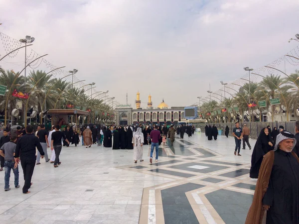 Kerbela, Bağdat, Irak, 06 09 2019: İmam Hüseyin'in Türbesi. Hz. Abbas'ın türbesi. Kerbela ve Tasoa. İmam Hüseyin'in Türbesi ile Hz. Abbas'ın türbesi arasında beinolharamein'de yürümek.