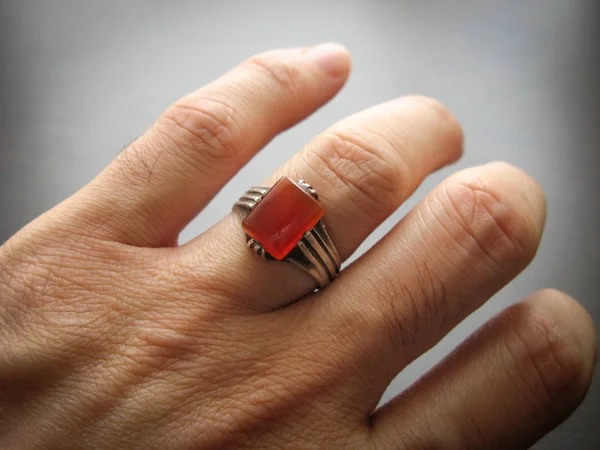 Yemeni Red Akik Agate Stone Male Hand Ring Ring Finger — Stock Photo, Image