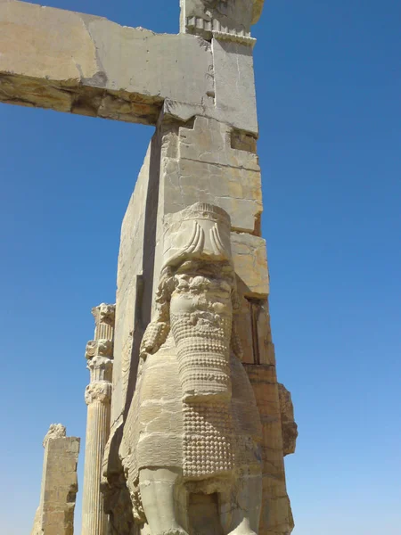 시라즈 페르세폴리스 라파수 신들의 거대한 동상이 페르세폴리스 고고학 유적지의 Xerxes — 스톡 사진