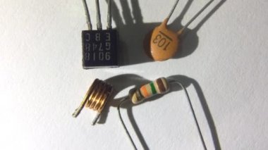 Dönen elektronik parçaların makro çekimi. Mikroskobik ayrıntıları yakalamak için makro lens kullanma. Elektronik detayı kapatın.mikro görünüm.