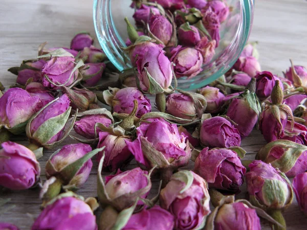 Roze Gedroogde Rozenknoppen Kruidenthee Glazen Fles Houten Achtergrond Verminderde Symptomen — Stockfoto