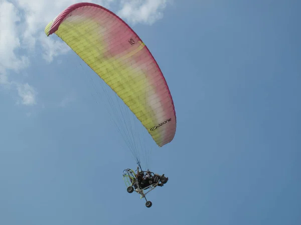 カラフルなパラグライダー2人イランの青空の下で 青い空の下でパラグライダーが翼の下を飛ぶ パラグライダーの演奏 — ストック写真