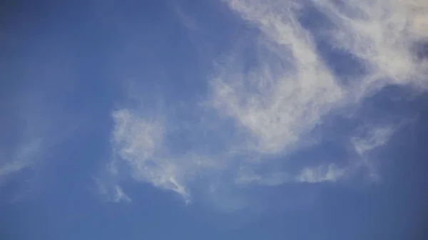 Mavi gökyüzü ve beyaz bulutlar 