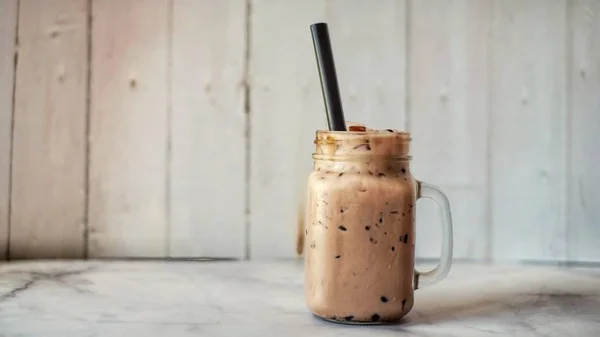 Buzlu kabarcık süt çay bir bardak.