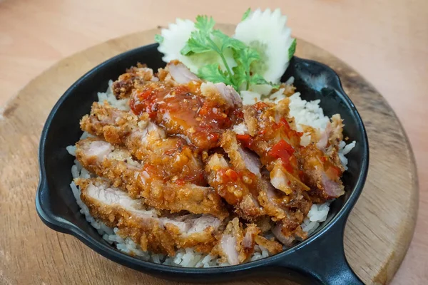 Tutup Rice Dikukus Dengan Sup Dan Renyah Topping Ayam Goreng — Stok Foto