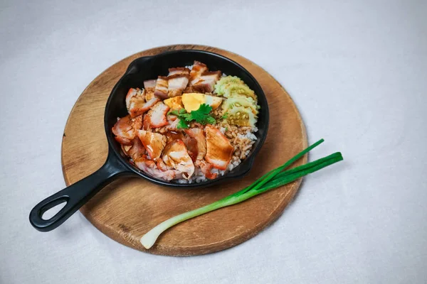 Izgara kırmızı domuz eti ve soslu gevrek domuz eti ve pilav..