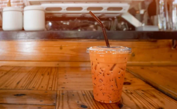 Kahve dükkanında bir bardak Tayland çayı..