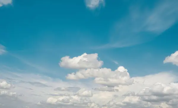 Beyaz bulut ve mavi gökyüzü arkaplanı.