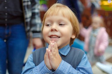 Bir oyuncak isteyen yakın çekim çocuk çocuk