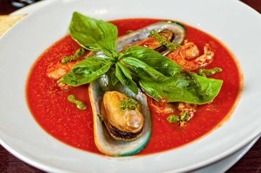 Bir kasede istiridye ile bir çorba. Sağlıklı deniz ürünleri