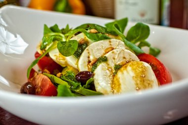 Taze sebzeli Yunan salatası, peynir ve siyah zeytin.